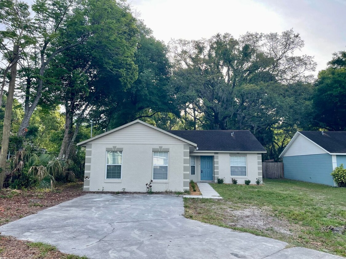 Primary Photo - 4BD/2.5BA Single-Family Home in Lockhart!