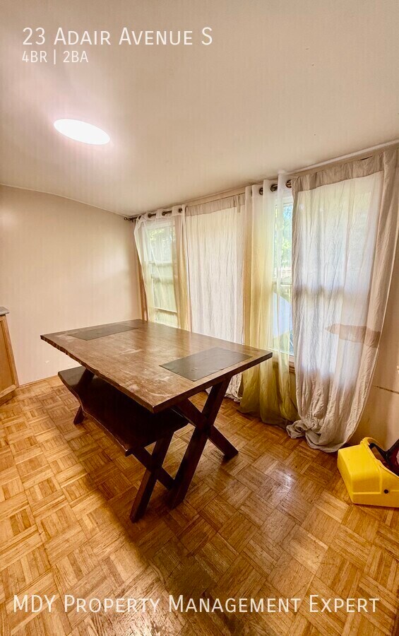 Photo du bâtiment - Welcome to this charming home!