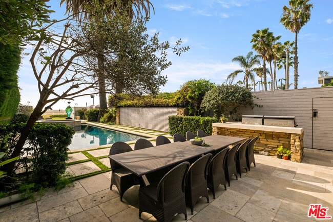 Foto del edificio - 964 Palisades Beach Rd