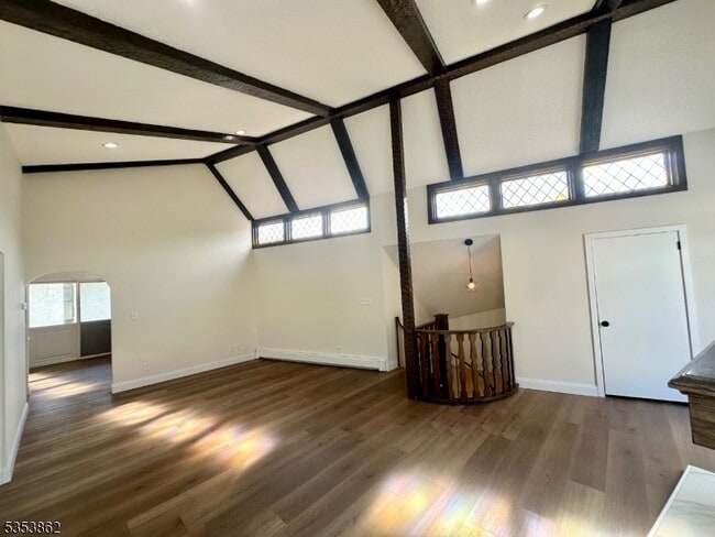 Building Photo - 547 Valley Rd