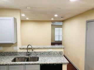 Building Photo - 2207 Ember Lee Dr