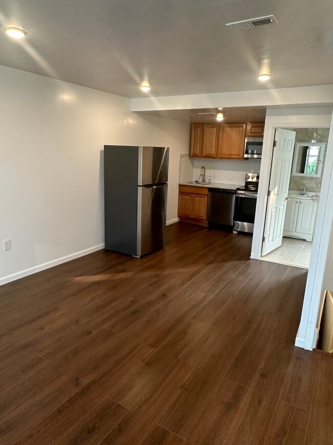 Building Photo - 2036 Ridge Ave