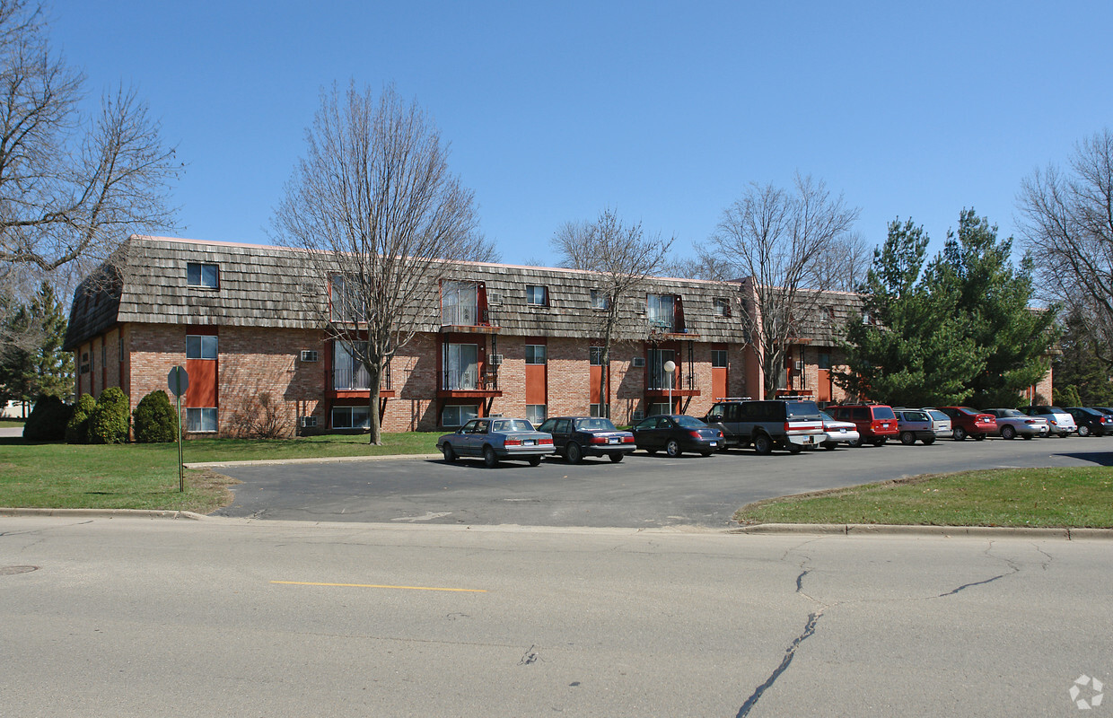 Primary Photo - Four Seasons Apartments