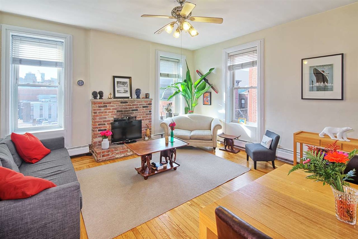 Primary Photo - 200 Hudson St