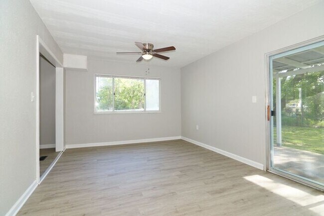Building Photo - Great 3 bedroom home