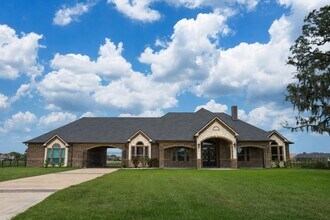 Building Photo - 527 Lily Ln