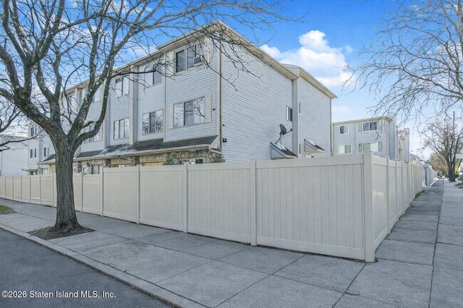 Foto del edificio - 857 Bloomingdale Rd