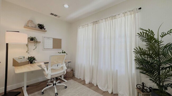 Foto del edificio - Beautiful Tri-Level 3BD/2BA Townhome in Greystone at Eastlake – Eastlake Chula Vista