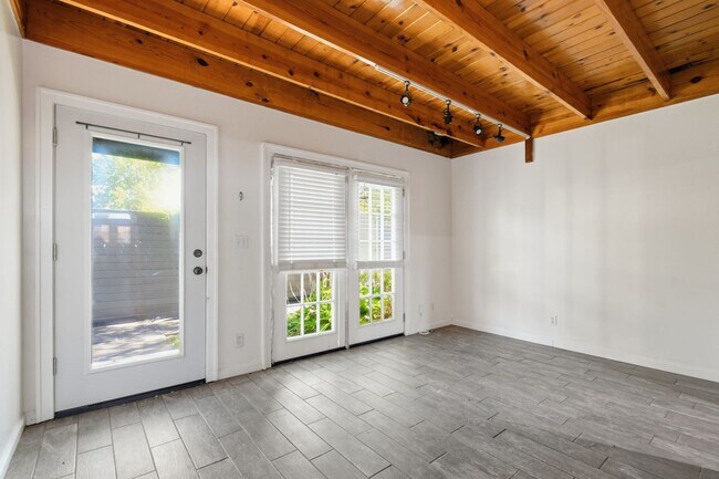 Foto del edificio - 2 Bed 2.5 Bath Right off Cherry Street!!