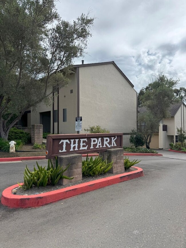 Building Photo - UPDATED TOWNHOME, COMMUNITY POOL, BRIGHT R...