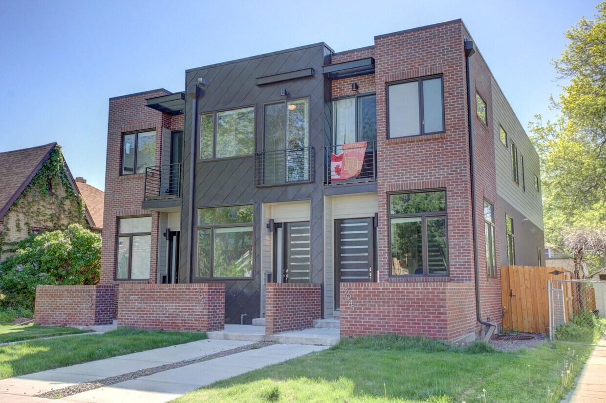 Primary Photo - High Street Townhomes - Beautiful 3 Bedroo...