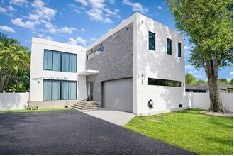 Building Photo - 4031 SW 54th Ct