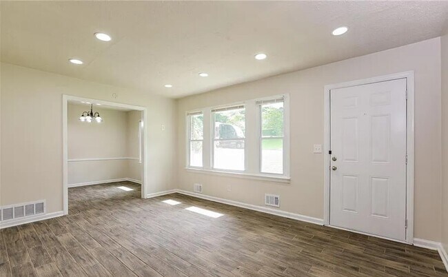 Building Photo - 2765 Fairlane Dr SE