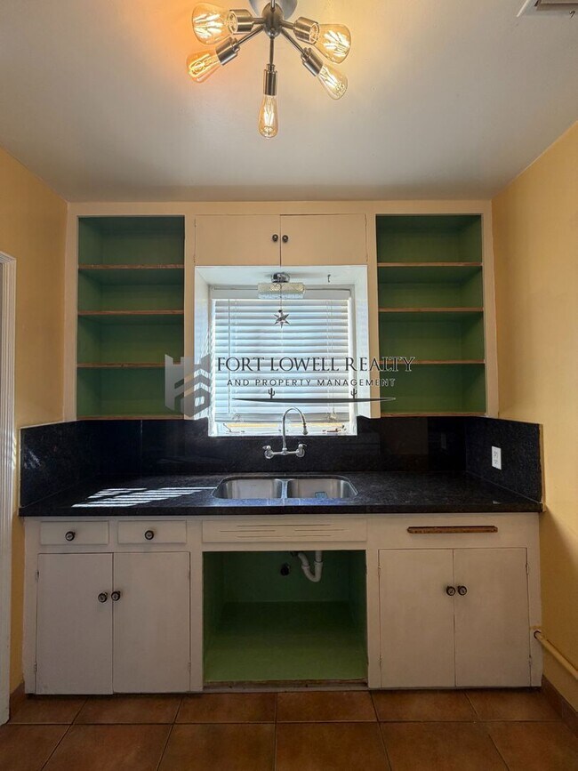 Foto del edificio - Welcome to this charming 2-bedroom, 1-bathroom + Den!