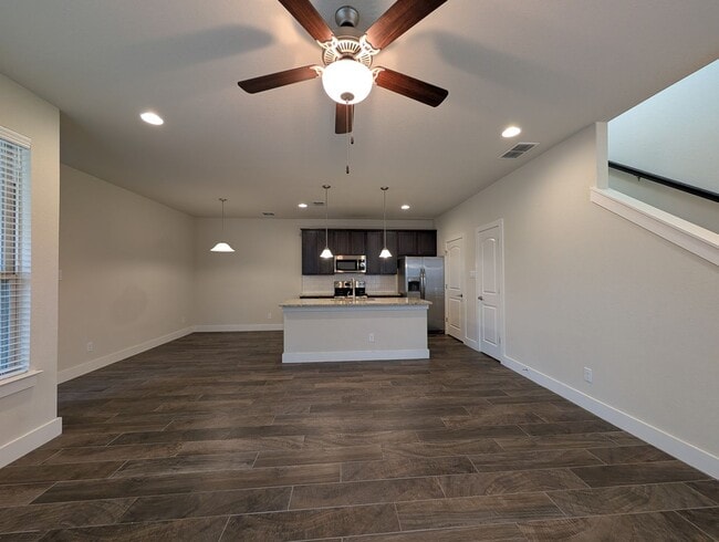 Building Photo - Live Inside The Loop! 3/2.5/2 Townhome Min...