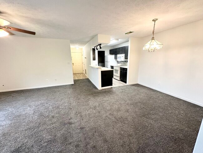 Building Photo - 8919 Eagleview Dr