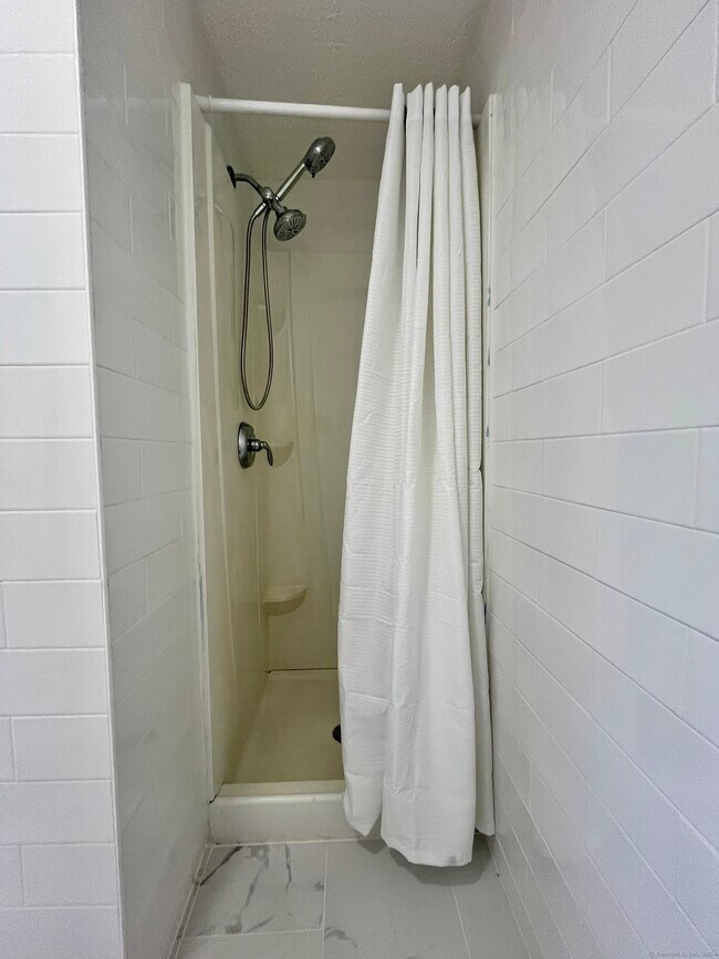 889 Farmington Ave Unit 1, Bristol, CT 06010 Room for Rent in Bristol