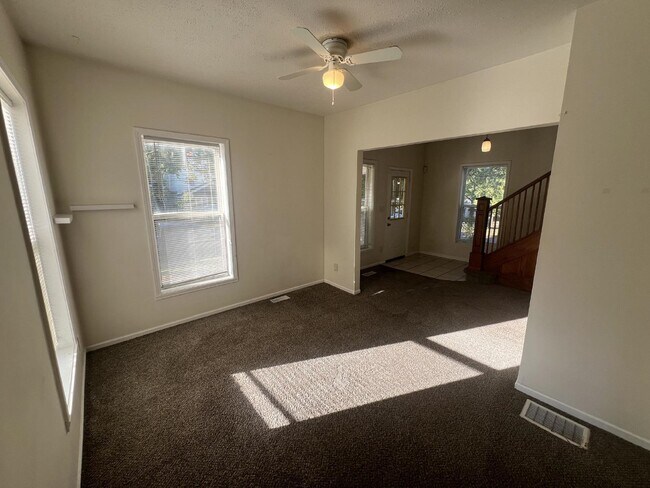 Building Photo - NE 3 bed/2 bath