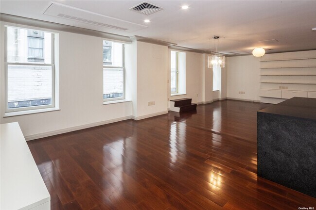 Building Photo - 55 Wall St