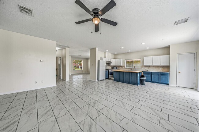 Building Photo - 9641 Weldridge Dr