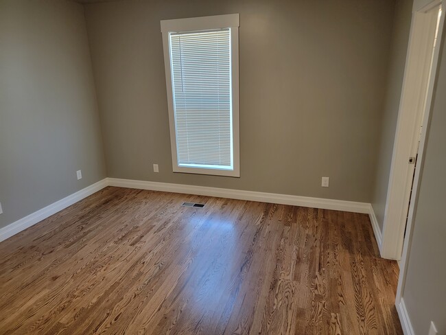 Building Photo - 512 Moro St