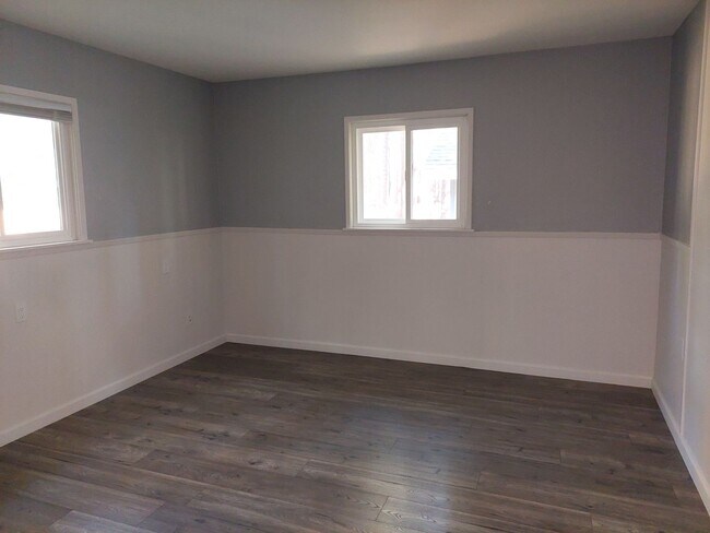 Foto del edificio - *LONG TERM RENTAL* 2 Car Garage