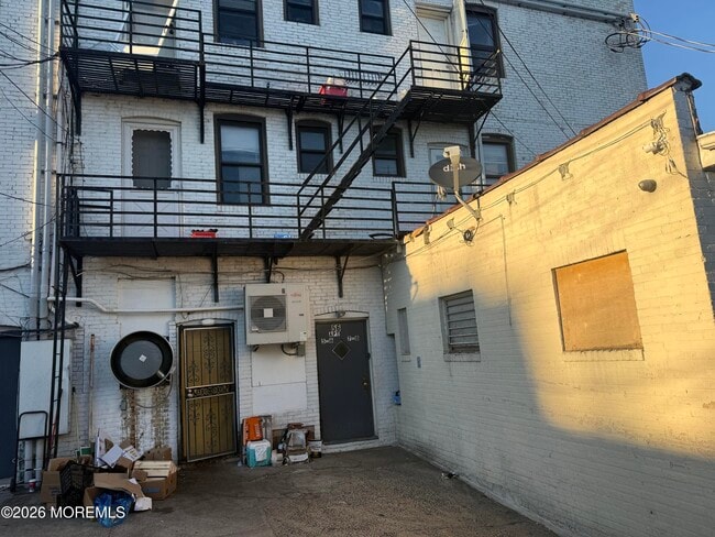 Building Photo - 56 Main St