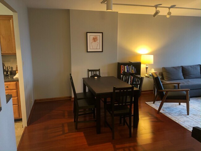 Dining room - 1660 N LaSalle Dr