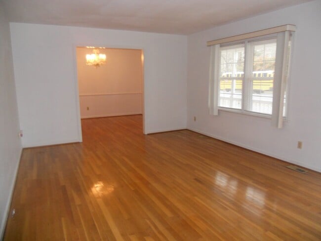 Building Photo - 868 Moyer Rd