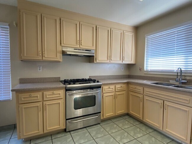 Foto del edificio - Must See to Appreciate this Spacious 4 Bedroom  Bath Home in San Jose