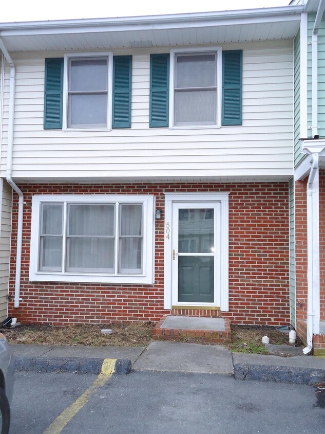 Primary Photo - 504 Yorktowne Pl