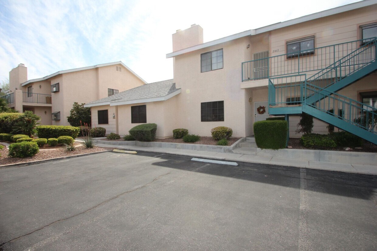 Foto principal - Lovely 2 Bed 2 Bath Downstairs Condo in Gr...