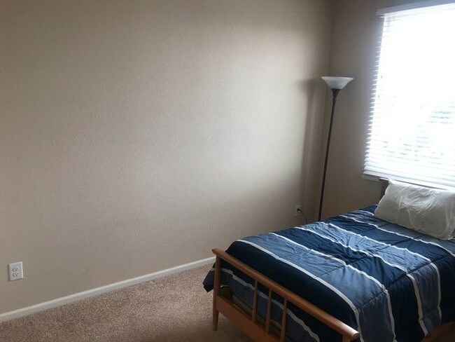 Building Photo - Clean 3 bed 3 bath 2 car GARAGE available NOW