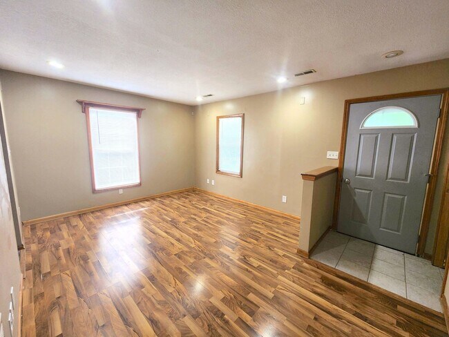 Foto del edificio - Cute home with amazing natural lighting! Check it out today!