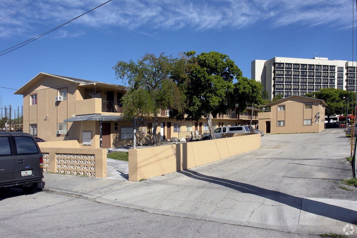 4021 - 4033 NW 11th St - 4021-4033 NW 11th St
