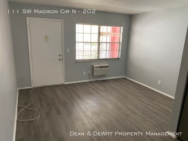 Foto del edificio - 111 SW Madison Cir N