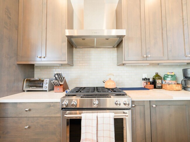 Building Photo - 3 Bedroom Townhome with Private Rooftop in...