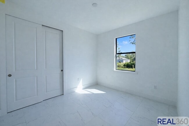 Foto del edificio - 1045-1047 Jaguar Blvd