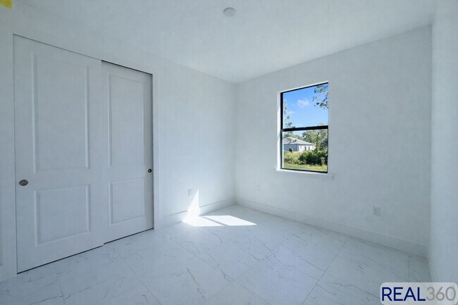 Building Photo - 1045-1047 Jaguar Blvd