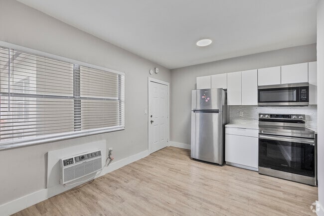 1BR, 1BA - 550SF - Entrance - 1315 NE Miami Court