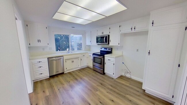 Building Photo - Spacious 4 Bedroom, 3 Bathroom Home in Wes...