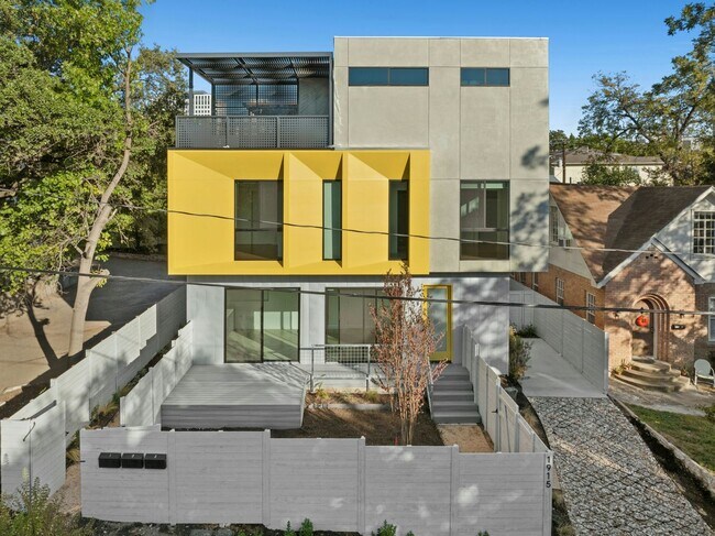 Foto del edificio - Three 3X3 stand alone townhomes in West Campus!