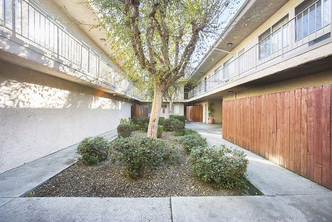 Building Photo - 15507 Vanowen St