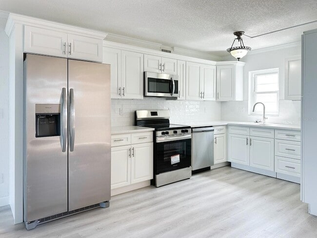 Building Photo - 7910 Sun Island Dr S