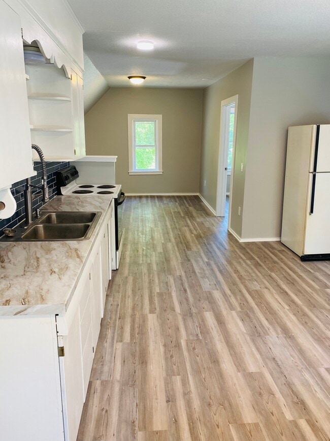 Kitchen - 10 Davis Dr
