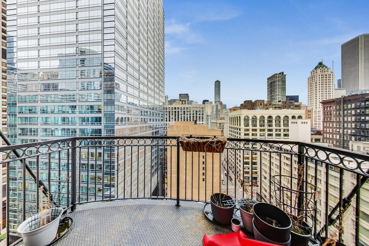 Foto principal - 8 W Monroe St