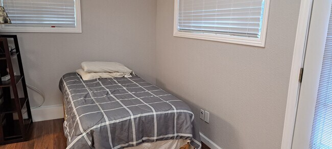 Comply bed. - 1368 Pegan Common