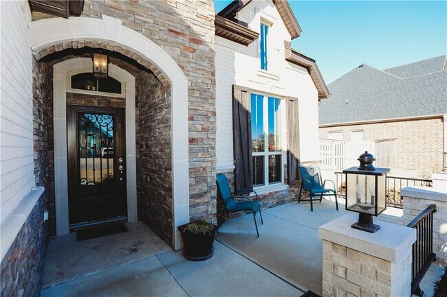 Building Photo - 2803 W Amour Dr