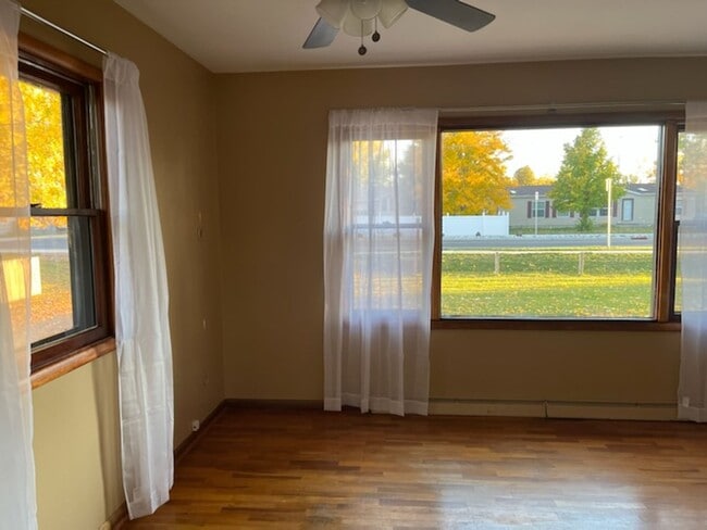 Building Photo - 2 bed 1 bath home for rent
