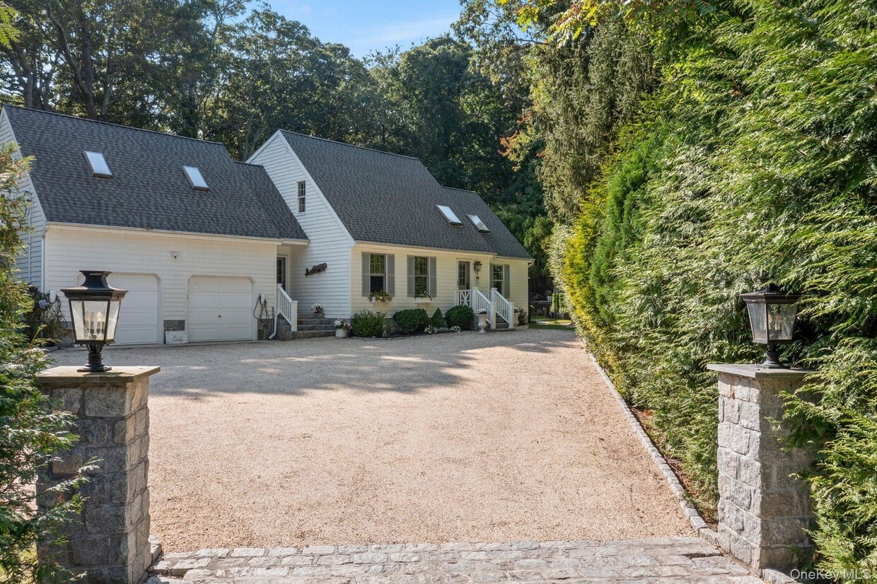 Foto principal - 2421 Noyack Rd